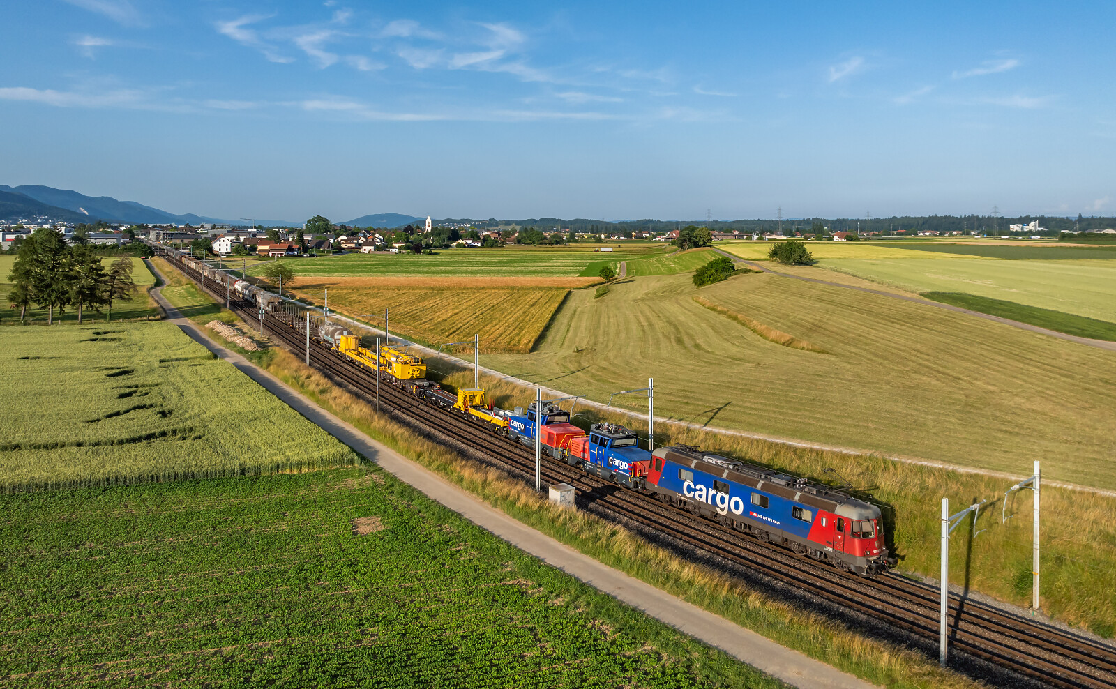 Re 620 075 der SBB (Schweizerische Bundesbahnen) zwischen Niederbipp und Wangen an der Aare, Schweiz