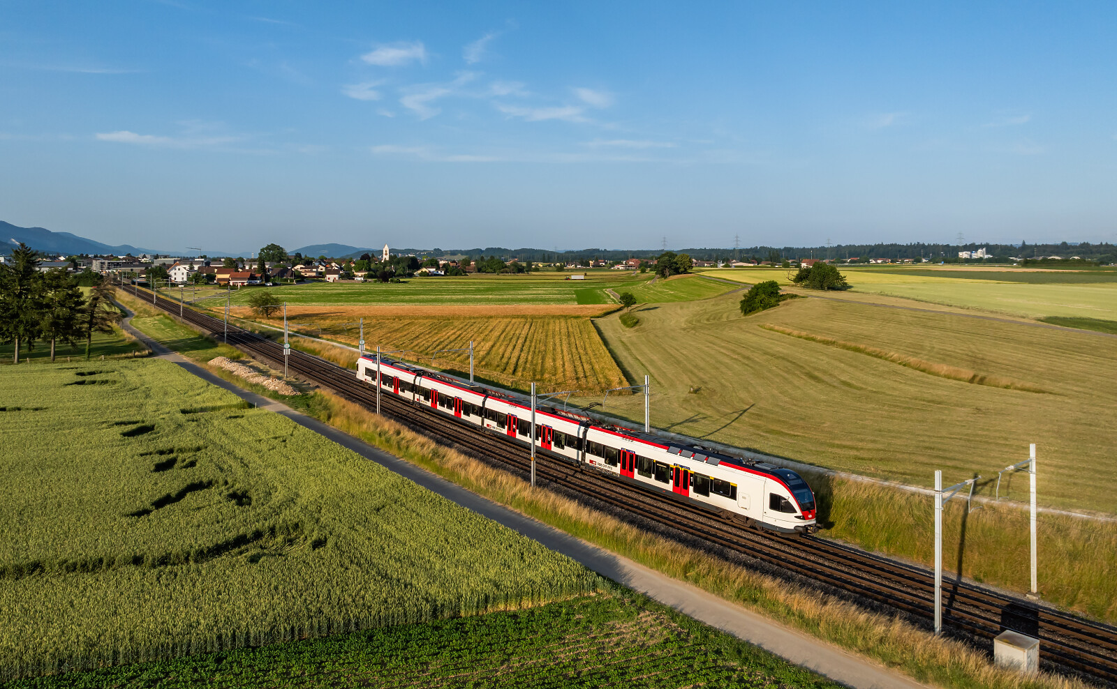 RABe 523 047 der SBB (Schweizerische Bundesbahnen) zwischen Niederbipp und Wangen an der Aare, Schweiz