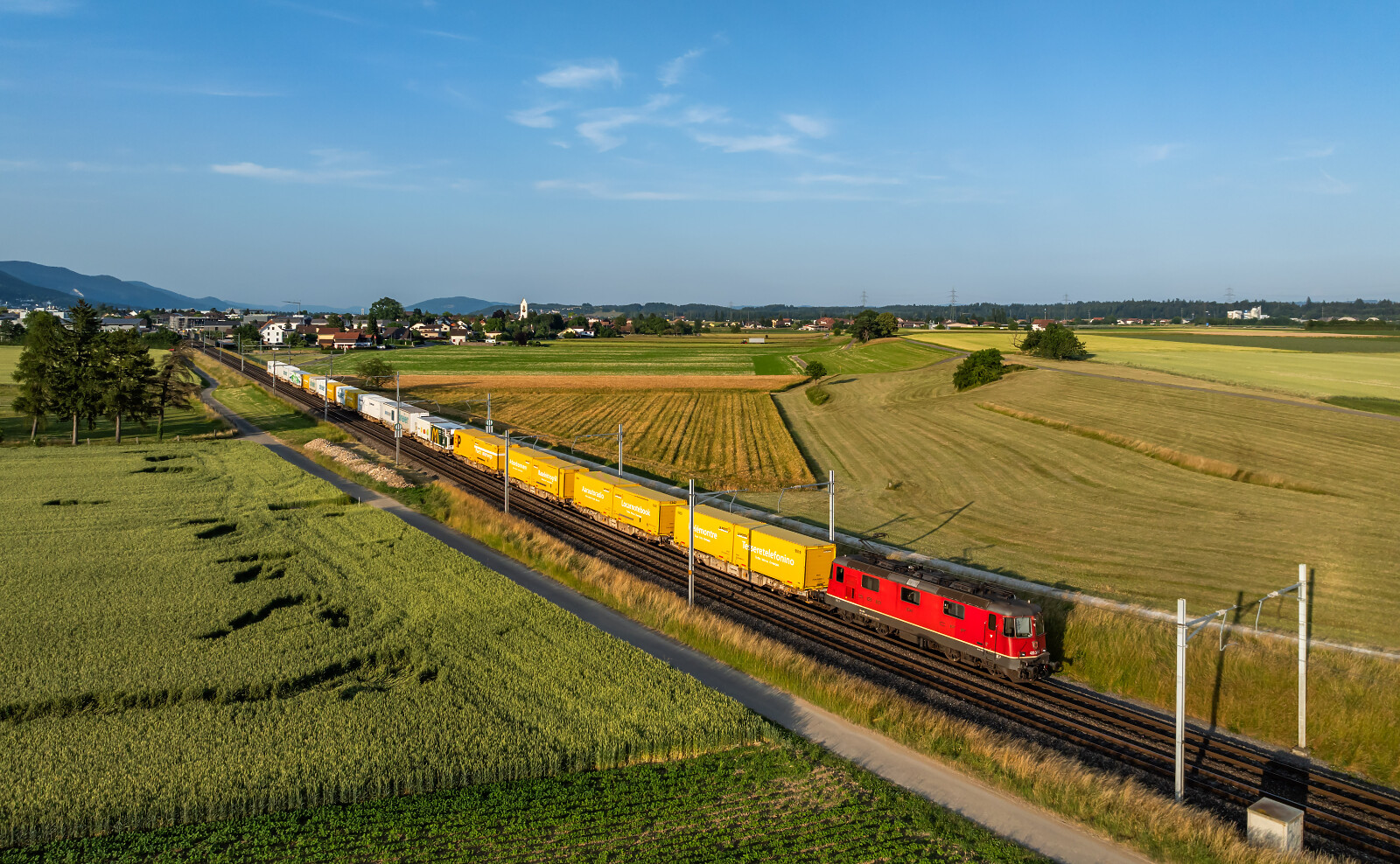 Re 420 341 der SBB (Schweizerische Bundesbahnen) zwischen Niederbipp und Wangen an der Aare, Schweiz