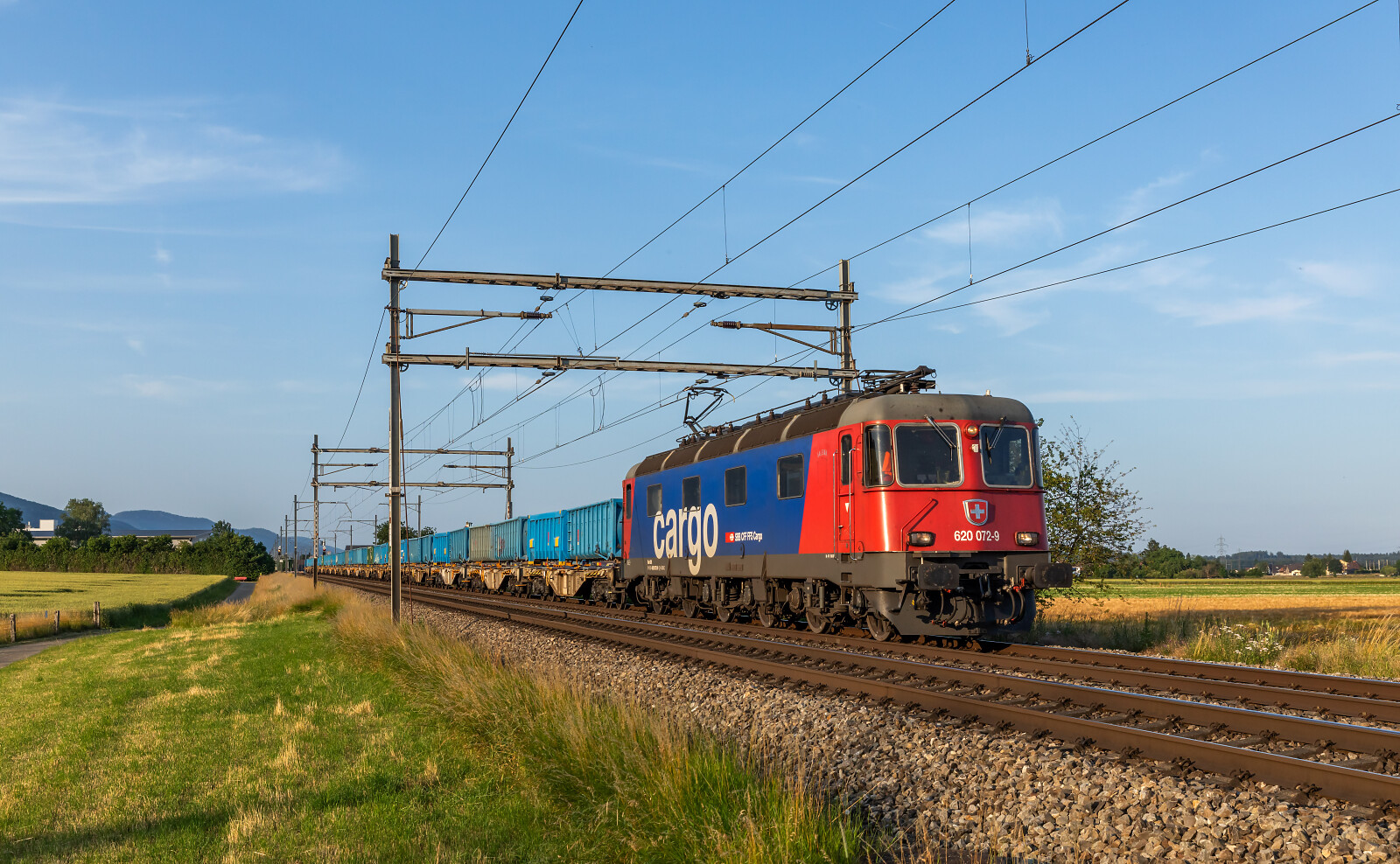 Re 620 072 der SBB (Schweizerische Bundesbahnen) zwischen Niederbipp und Wangen an der Aare, Schweiz