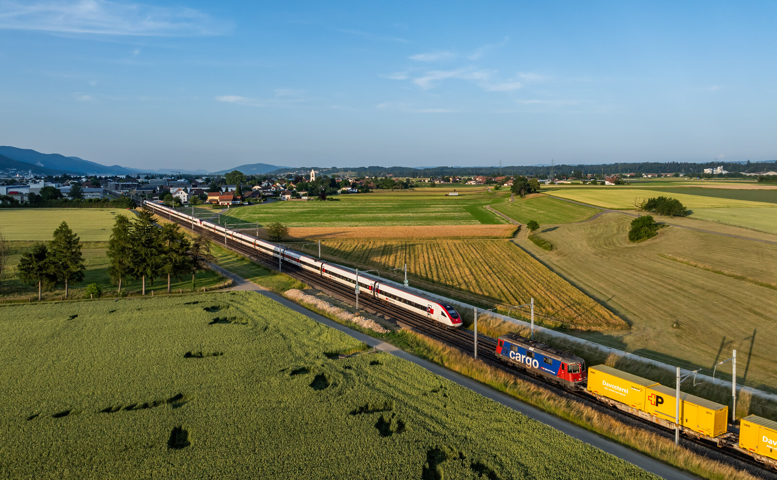 RABDe 500 "ICN" der SBB (Schweizerische Bundesbahnen) zwischen Niederbipp und Wangen an der Aare, Schweiz