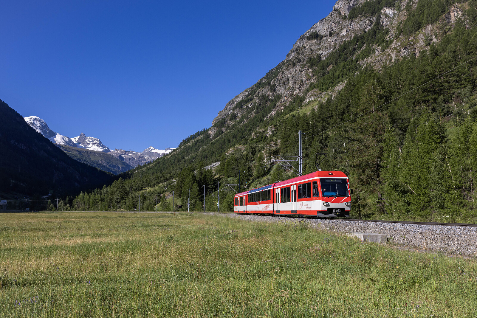 BDeh 4/8 "Zermatt-Shuttle" 2051 der MGB (Matterhorn Gotthard Bahn) zwischen Zermatt und Täsch, Schweiz