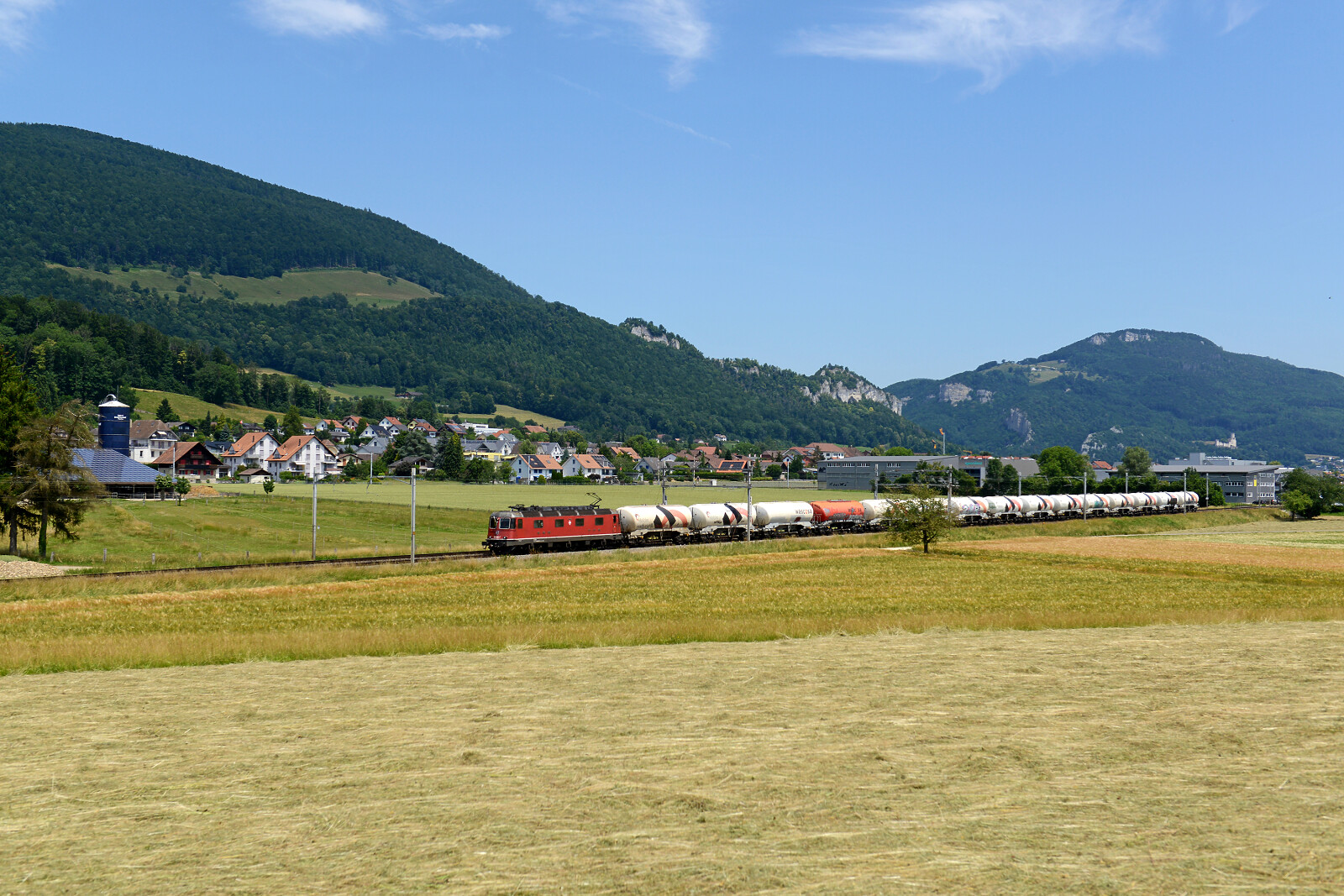 Re 620 025 der SBB (Schweizerische Bundesbahnen) zwischen Niederbipp und Wangen an der Aare, Schweiz