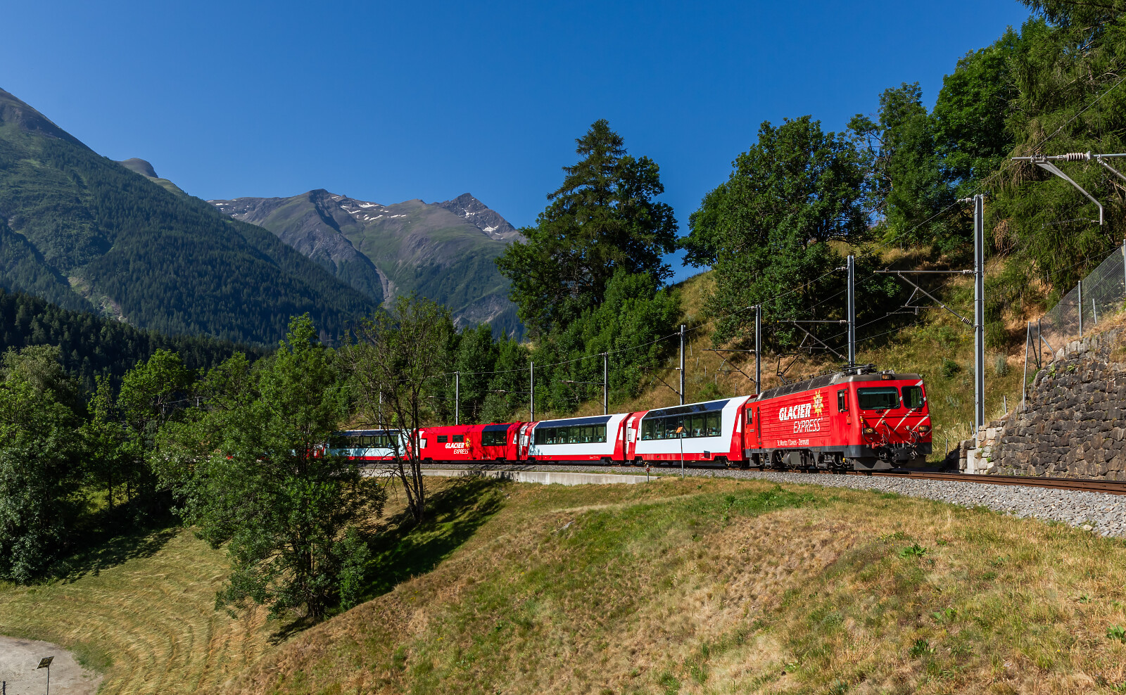 HGe 4/4 II 4 der MGB (Matterhorn Gotthard Bahn) zwischen Lax und Fiesch Sport- & Feriencenter, Schweiz