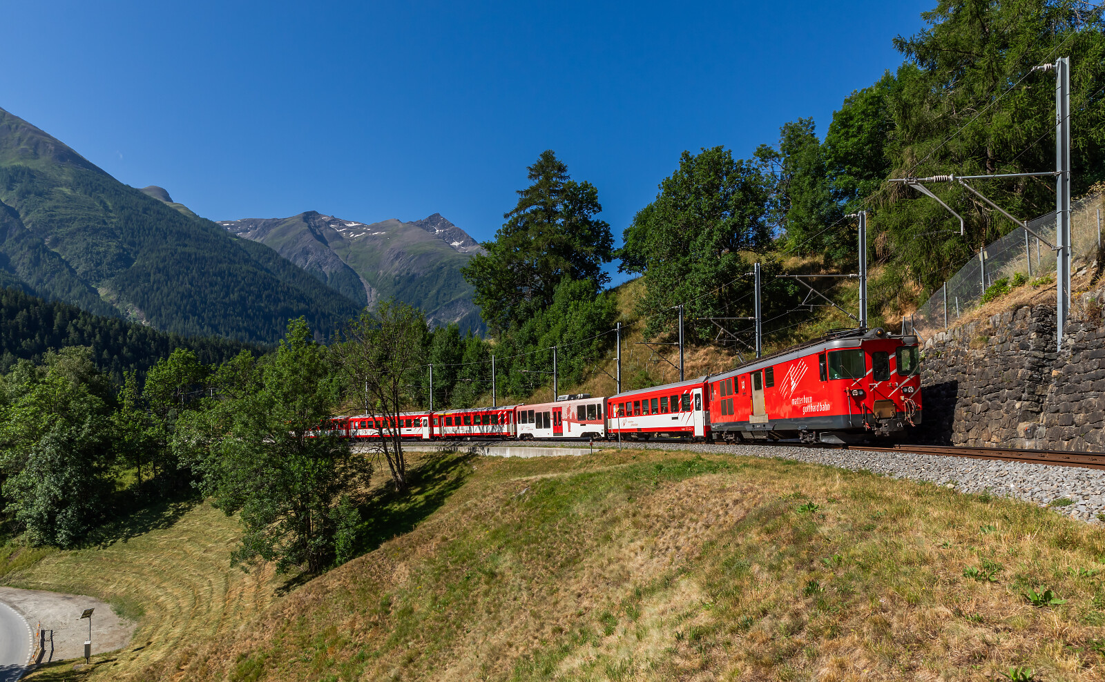 Deh 4/4 I 52 der MGB (Matterhorn Gotthard Bahn) zwischen Lax und Fiesch Sport- & Feriencenter, Schweiz