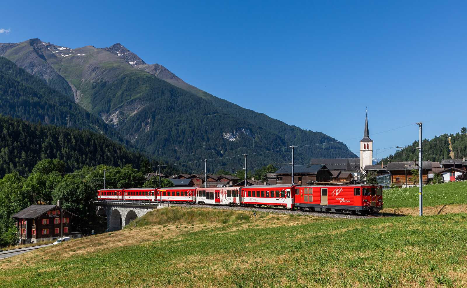 Deh 4/4 II 95 der MGB (Matterhorn Gotthard Bahn) zwischen Fiesch Sport- & Feriencenter und Lax, Schweiz