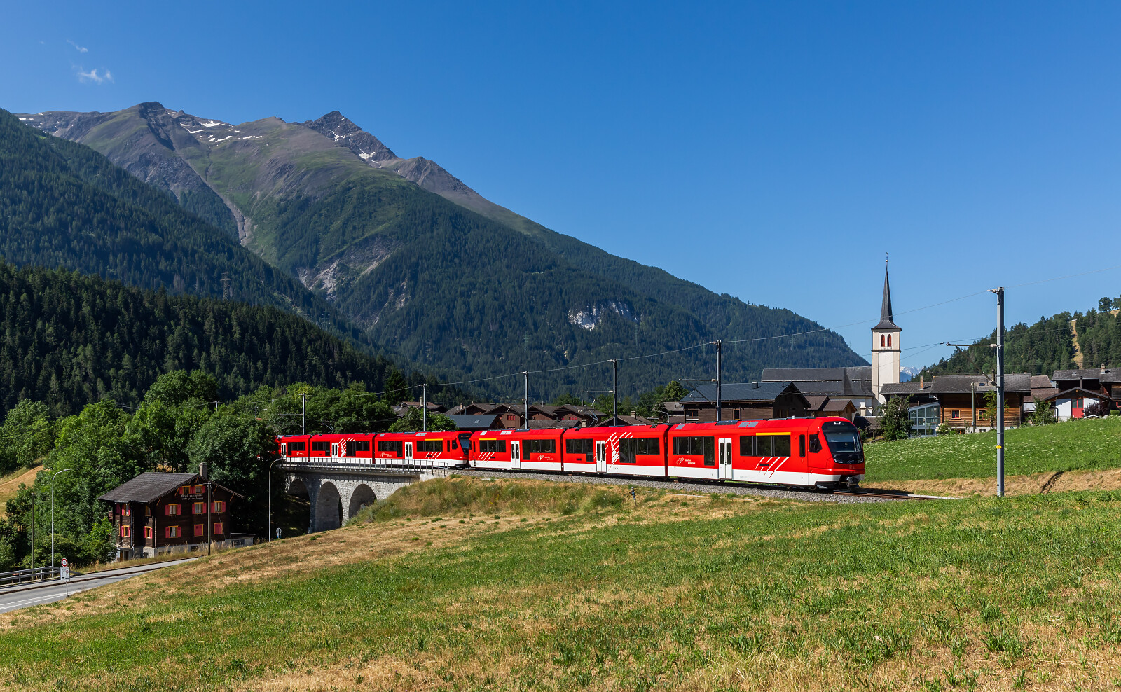 ABeh 8/12 311 der MGB (Matterhorn Gotthard Bahn) zwischen Lax und Fiesch Sport- & Feriencenter, Schweiz