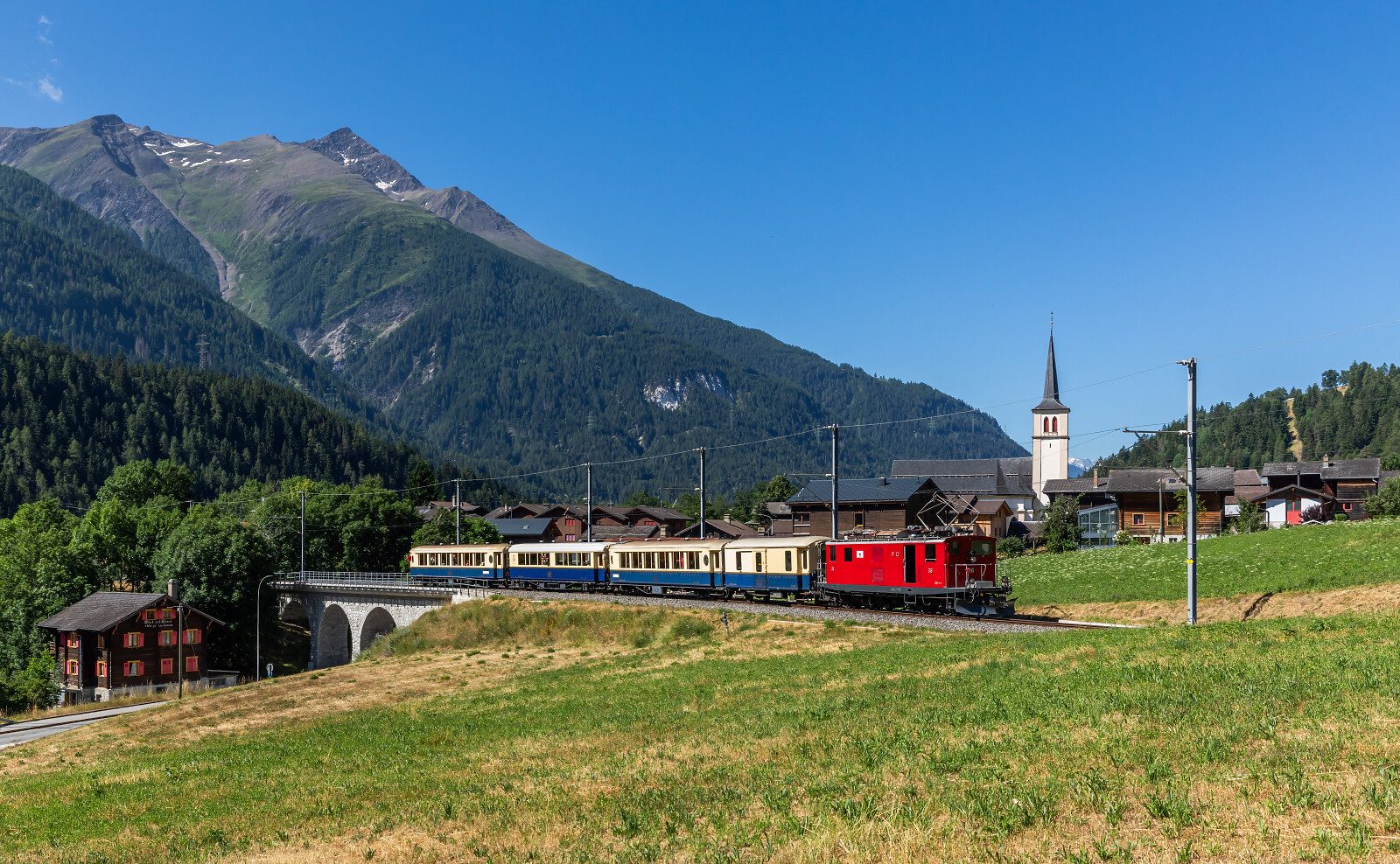 HGe 4/4 I 36 der MGB (Matterhorn Gotthard Bahn) zwischen Lax und Fiesch Sport- & Feriencenter, Schweiz