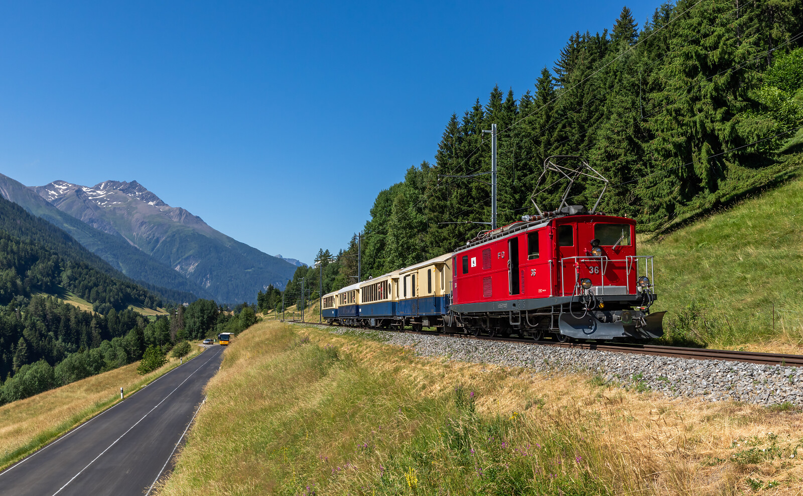 HGe 4/4 I 36 der MGB (Matterhorn Gotthard Bahn) zwischen Fürgangen-Bellwald Talstation und Niderwald, Schweiz