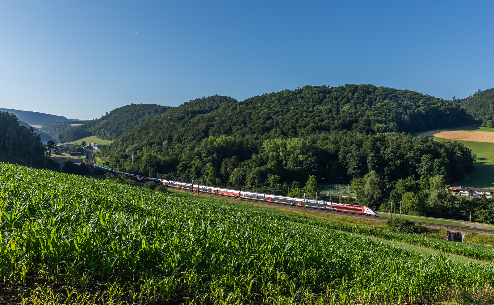 TGV Euroduplex (2N2) der SBB (Schweizerische Bundesbahnen) zwischen Tecknau und Gelterkinden, Schweiz
