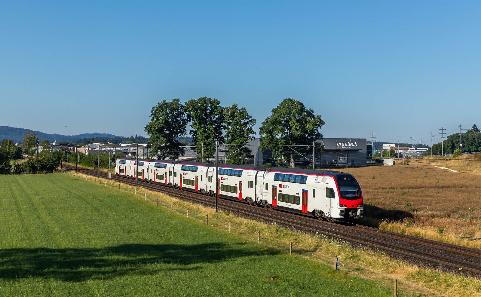 RABe 512 "KISS" der SBB (Schweizerische Bundesbahnen) zwischen Langenthal und Roggwil-Wynau, Schweiz