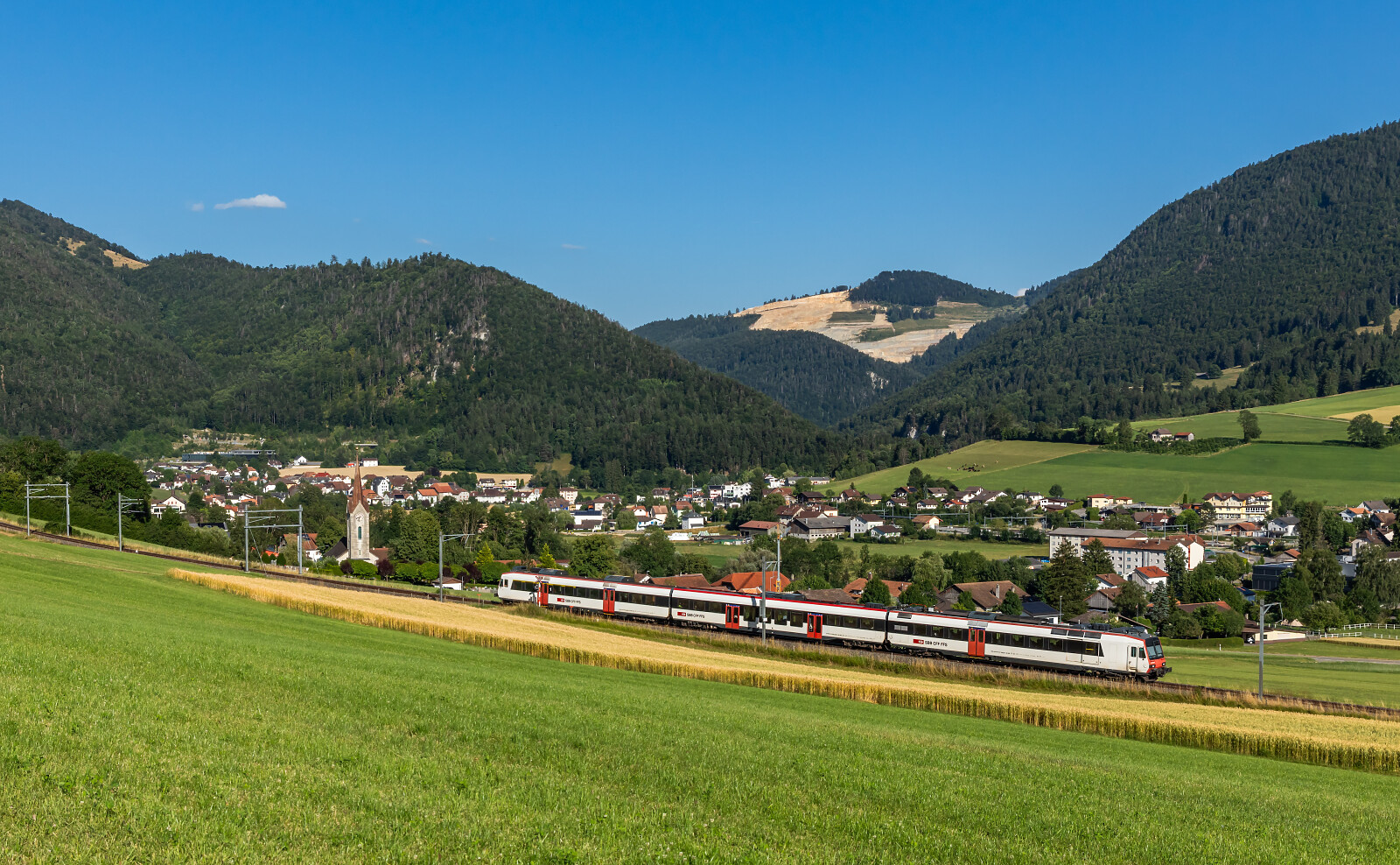 RBDe 560 "Domino" der SBB (Schweizerische Bundesbahnen) zwischen Sonceboz-Sombeval und Tavannes, Schweiz