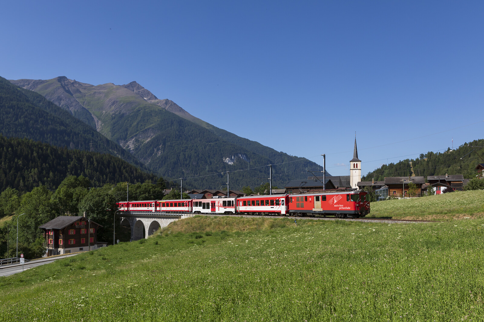 Deh 4/4 I 52 der MGB (Matterhorn Gotthard Bahn) zwischen Lax und Fiesch Sport- & Feriencenter, Schweiz
