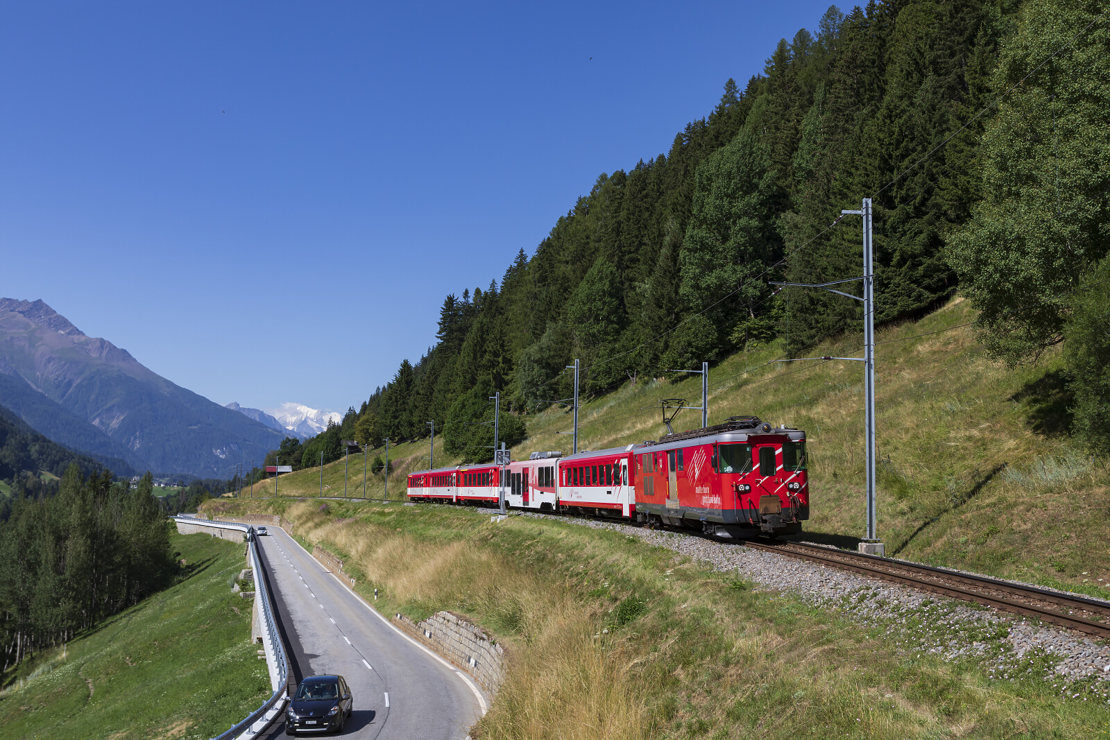 Deh 4/4 I 52 der MGB (Matterhorn Gotthard Bahn) zwischen Fürgangen-Bellwald Talstation und Niederwald, Schweiz