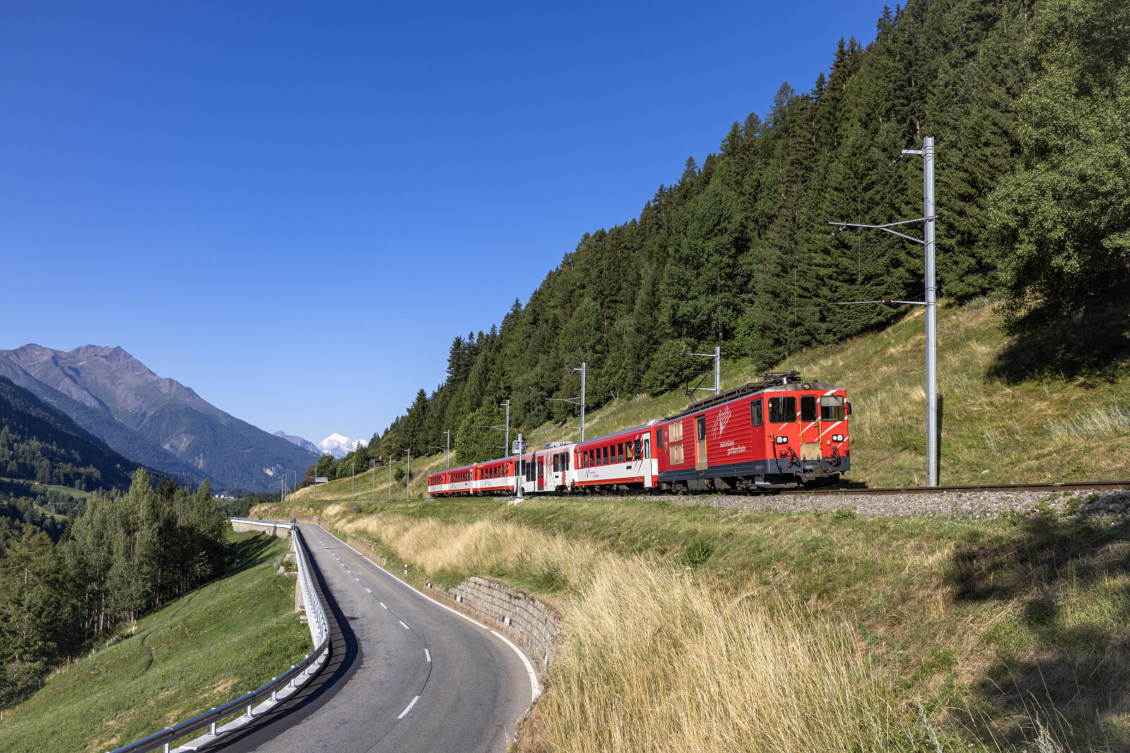 Deh 4/4 II 95 der MGB (Matterhorn Gotthard Bahn) zwischen Fürgangen-Bellwald Talstation und Niederwald, Schweiz