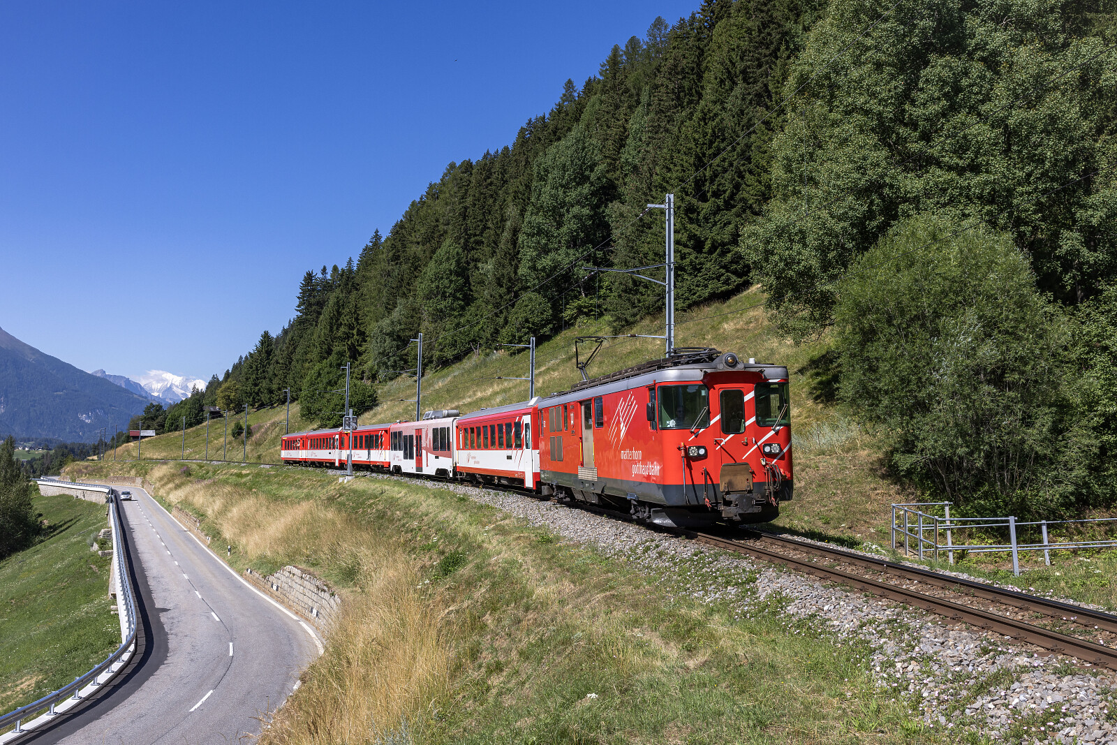 Deh 4/4 I 52 der MGB (Matterhorn Gotthard Bahn) zwischen Fürgangen-Bellwald Talstation und Niederwald, Schweiz
