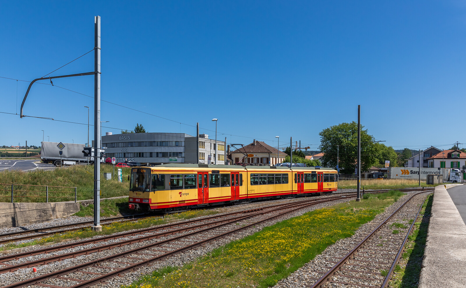 450 003 der TRAVYS (Transports Vallée de Joux – Yverdon-les-Bains – Ste-Croix) in Chavornay, Schweiz