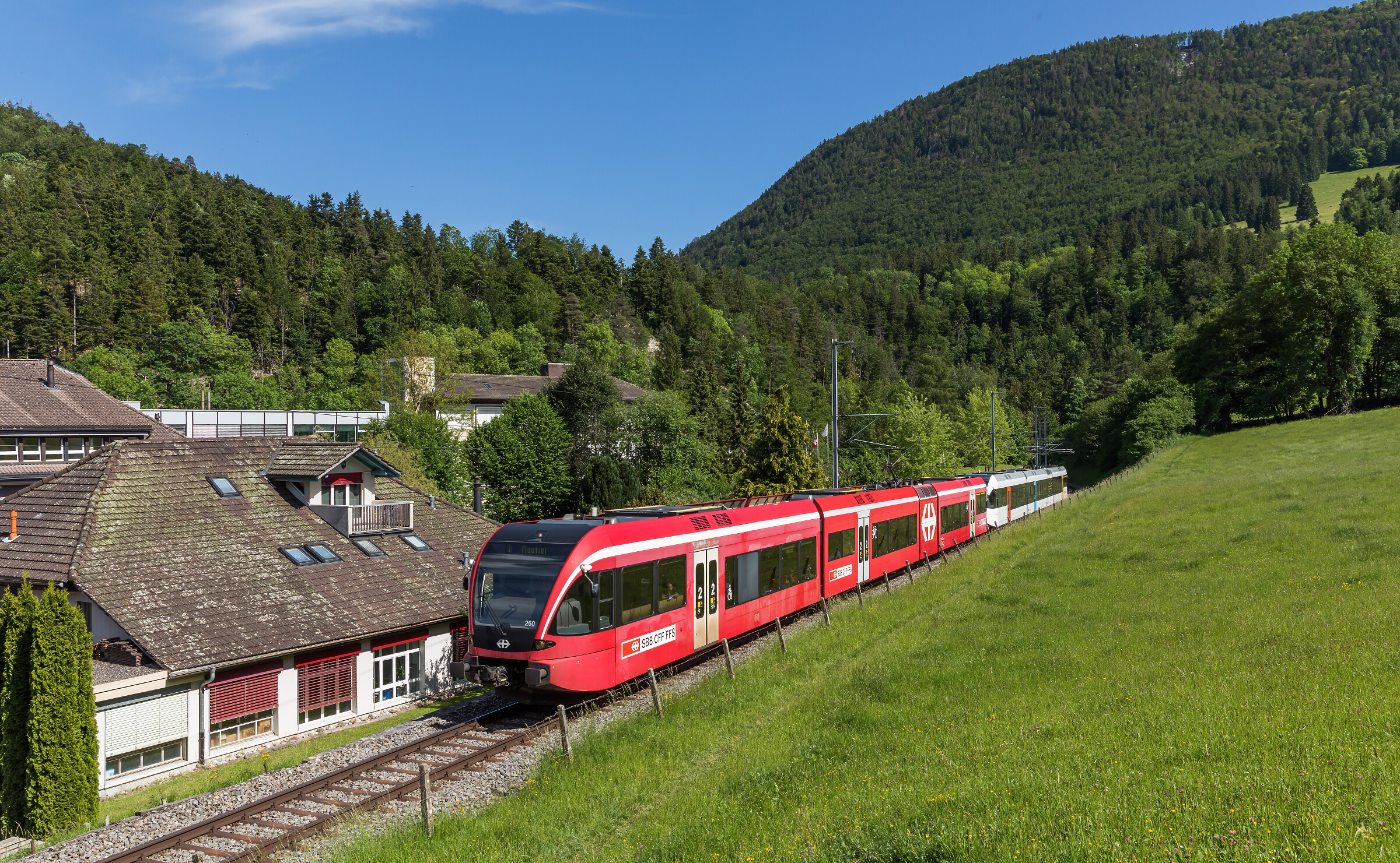 Туристические поезда отзывы. Швейцарские пригородные поезда Швейцария. Швейцарские поезда SBB. SBB Швейцария. Зигрисвиль Швейцария поезд.